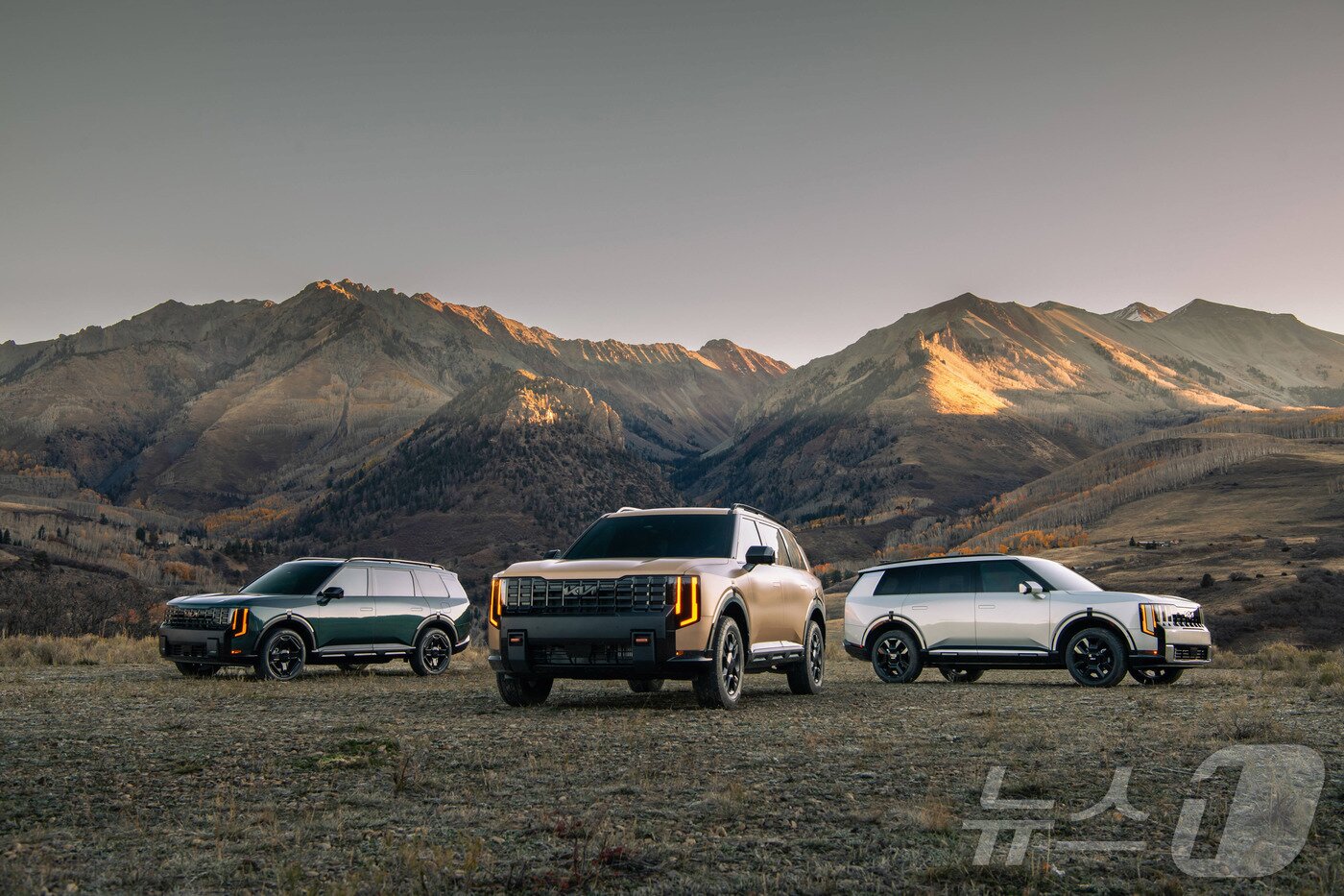 본문 이미지 - 기아가 지난 20일(현지시간) 미국 로스앤젤레스(LA) 컨벤션 센터에서 열린 ‘2025 LA 오토쇼’ 보도발표회를 통해 ‘올 뉴 텔루라이드’를 세계 최초로 공개했다고 21일 밝혔다. 사진은 신형 텔루라이드 라인업의 외장 디자인 모습. 왼쪽부터 신형 텔루라이드 X-Line, 신형 텔루라이드 오프로드 특화 모델 X-Pro, 신형 텔루라이드 하이브리드. (현대차·기아 제공. 재판매 및 DB 금지) 2025.11.21 ⓒ 뉴스1