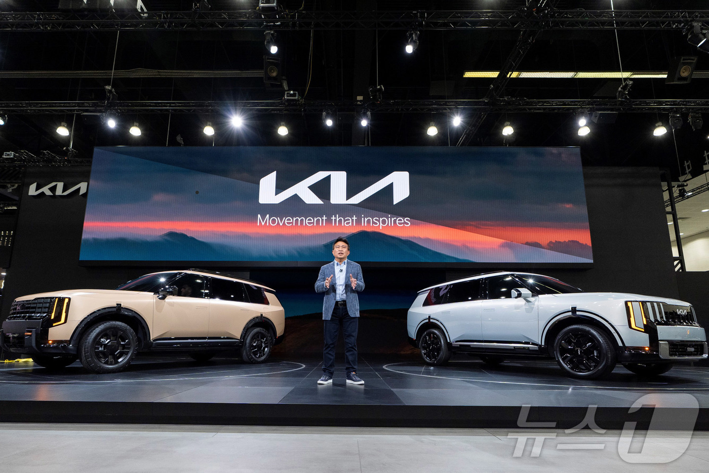 (서울=뉴스1) = 기아가 지난 20일(현지시간) 미국 로스앤젤레스(LA) 컨벤션 센터에서 열린 ‘2025 LA 오토쇼’ 보도발표회를 통해 ‘올 뉴 텔루라이드’를 세계 최초로 공개 …