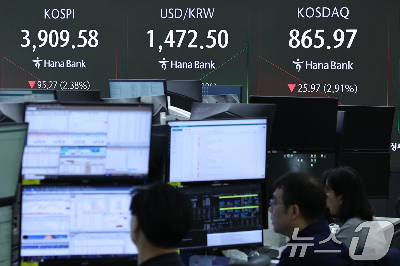 본문 이미지 - 21일 오전 서울 중구 하나은행 딜링룸 전광판에 코스피, 코스닥과 원달러환율 시황이 나타나고 있다. 2025.11.21/뉴스1 ⓒ News1 구윤성 기자