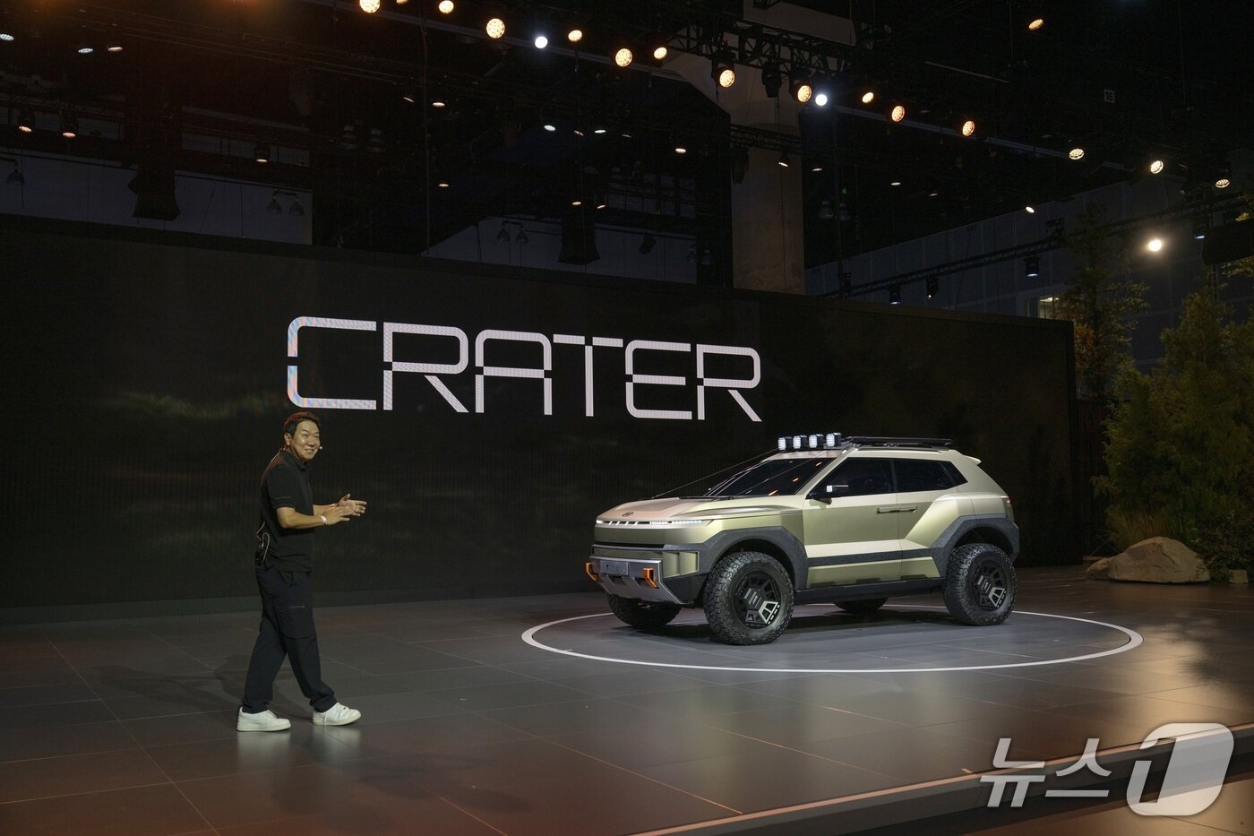 본문 이미지 - 20일&#40;현지시각&#41; 미국 로스앤젤레스&#40;LA&#41; 컨벤션 센터에서 열린 &#39;2025 LA 오토쇼&#39;에서 세계 최초로 공개된 현대자동차의 콤팩트 오프로드 콘셉트카 &#39;크레이터&#39;&#40;CRATER&#41;를 이상엽 현대제네시스글로벌디자인담당 부사장이 소개하고 있다&#40;현대차 제공&#41;. 2025.11.20.