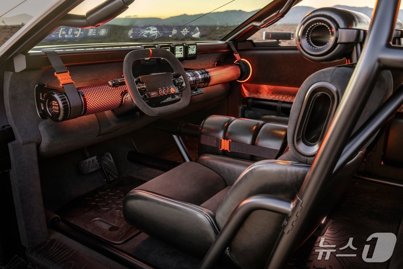 본문 이미지 - 20일&#40;현지시각&#41; 미국 로스앤젤레스&#40;LA&#41; 컨벤션 센터에서 열린 &#39;2025 LA 오토쇼&#39;에서 현대자동차의 콤팩트 오프로드 콘셉트카 &#39;크레이터&#39;&#40;CRATER&#41;의 실내 모습. 노출된 기계적 구조 위에 부드러운 소재의 특성을 살리는 내장 디자인 언어인 &#39;커브 오브 업홀스터리&#39;&#40;Curve of Upholstery&#41;가 반영됐다&#40;현대차 제공&#41;. 2025.11.20.