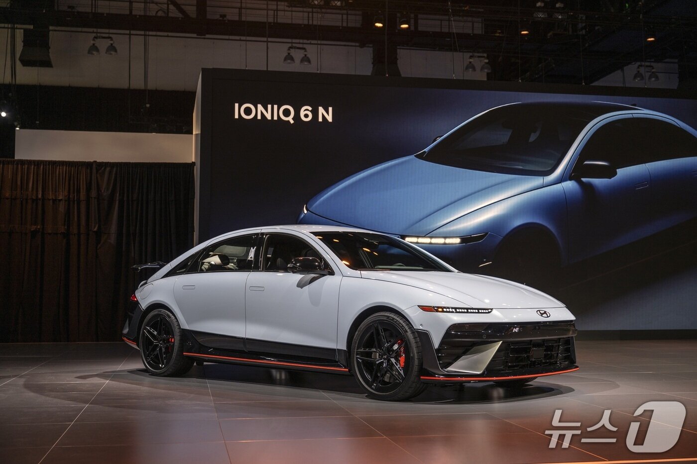 본문 이미지 - 20일&#40;현지시각&#41; 미국 로스앤젤레스&#40;LA&#41; 컨벤션 센터에서 열린 &#39;2025 LA 오토쇼&#39;에서 현대자동차의 고성능 전기 세단 &#39;아이오닉 6 N&#39;이 북미 최초로 공개됐다. 아이오닉 6 N은 내년 북미 시장에 출시될 예정이다&#40;현대차 제공&#41;. 2025.11.20.