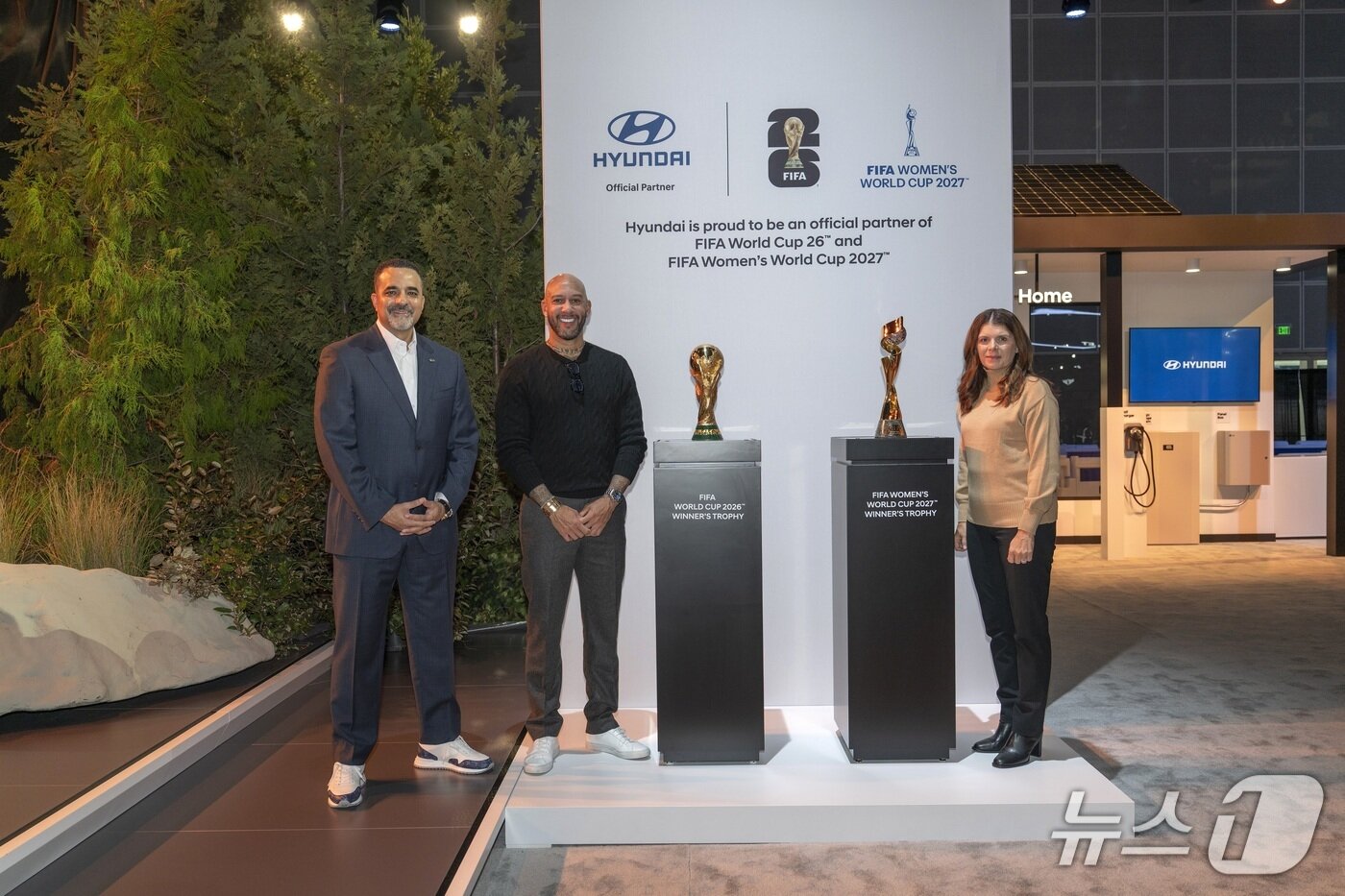 본문 이미지 - 20일&#40;현지시각&#41; 미국 로스앤젤레스&#40;LA&#41; 컨벤션 센터에서 열린 &#39;2025 LA 오토쇼&#39;에서 &#40;왼쪽부터&#41; 랜디 파커 현대차 북미권역본부장 최고경영자&#40;CEO&#41;와 전&#40;前&#41; 미국 축구 국가대표 선수 팀 하워드, 전&#40;前&#41; 미국 여자축구 국가대표 선수 미아 햄이 2026 북줌이 월드컵 및 2027년 브라질 여자 월드컵 트로피와 함께 기념 사진을 촬영한 모습&#40;현대차 제공&#41;. 2025.11.20.