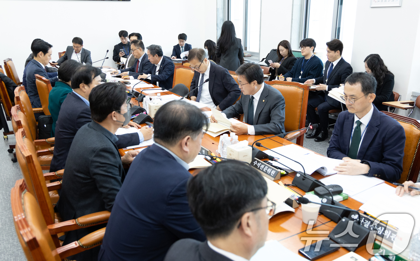 (서울=뉴스1) 이승배 기자 = 21일 서울 여의도 국회에서 열린 제429회국회(정기회) 예산결산특별위원회 제5차 예산안등조정소위원회에서 한병도 위원장이 의사봉을 두드리고 있다. …