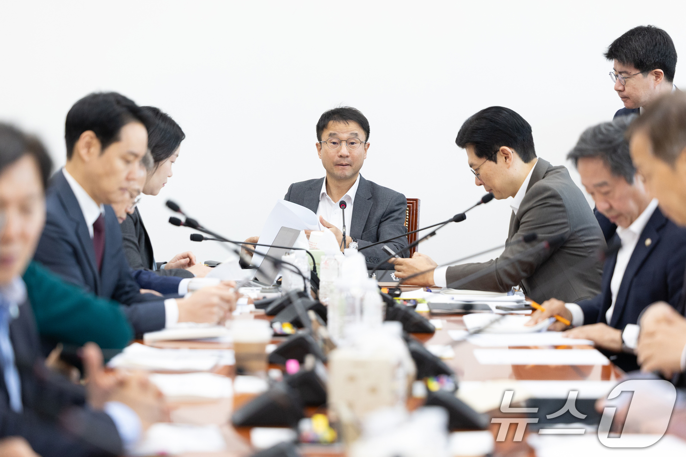 (서울=뉴스1) 이승배 기자 = 21일 서울 여의도 국회에서 열린 제429회국회(정기회) 예산결산특별위원회 제5차 예산안등조정소위원회에서 한병도 위원장이 자료를 살펴보고 있다. 2 …