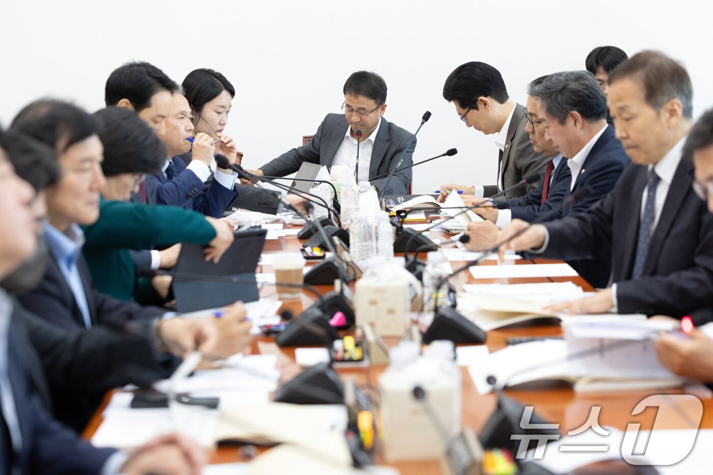 본문 이미지 - 21일 서울 여의도 국회에서 열린 제429회국회&#40;정기회&#41; 예산결산특별위원회 제5차 예산안등조정소위원회에서 한병도 위원장이 의사봉을 두드리고 있다. 2025.11.21/뉴스1 ⓒ News1 이승배 기자