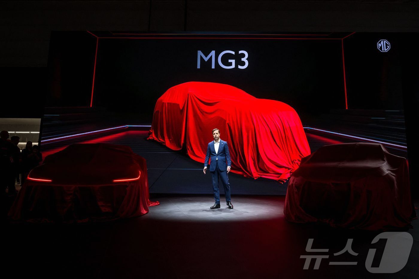 본문 이미지 - 2024년 2월26일 스위스 제네바에서 열린 제네바 국제 모터쇼 프레스데이 행사에서 중국 국영 자동차기업 SAIC가 소유한 MG 모터의 신차 모델을 소개하고 있다.&lt;자료사진&gt;  ⓒ AFP=뉴스1