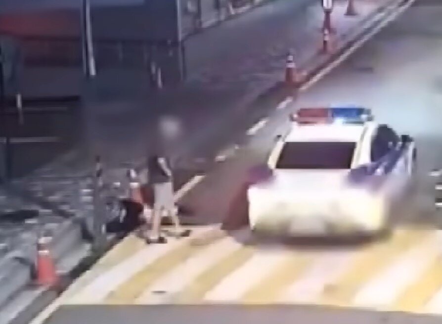 본문 이미지 - 연예기획사 임원 K 씨가  순찰차가 지나가자 피해 여성과 일행인 척 서 있는 모습. &#40;JTBC &#39;사건반장&#39;&#41;