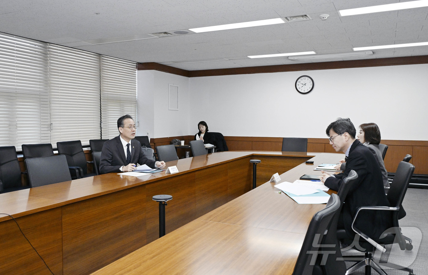 (서울=뉴스1) = 이형일 기획재정부 차관이 21일 오전 서울 종로구 정부서울청사에서 열린 '제61차 물가관계차관회의'에 참석해, 회의를 주재하고 있다. (기획재정부 제공. 재판매 …