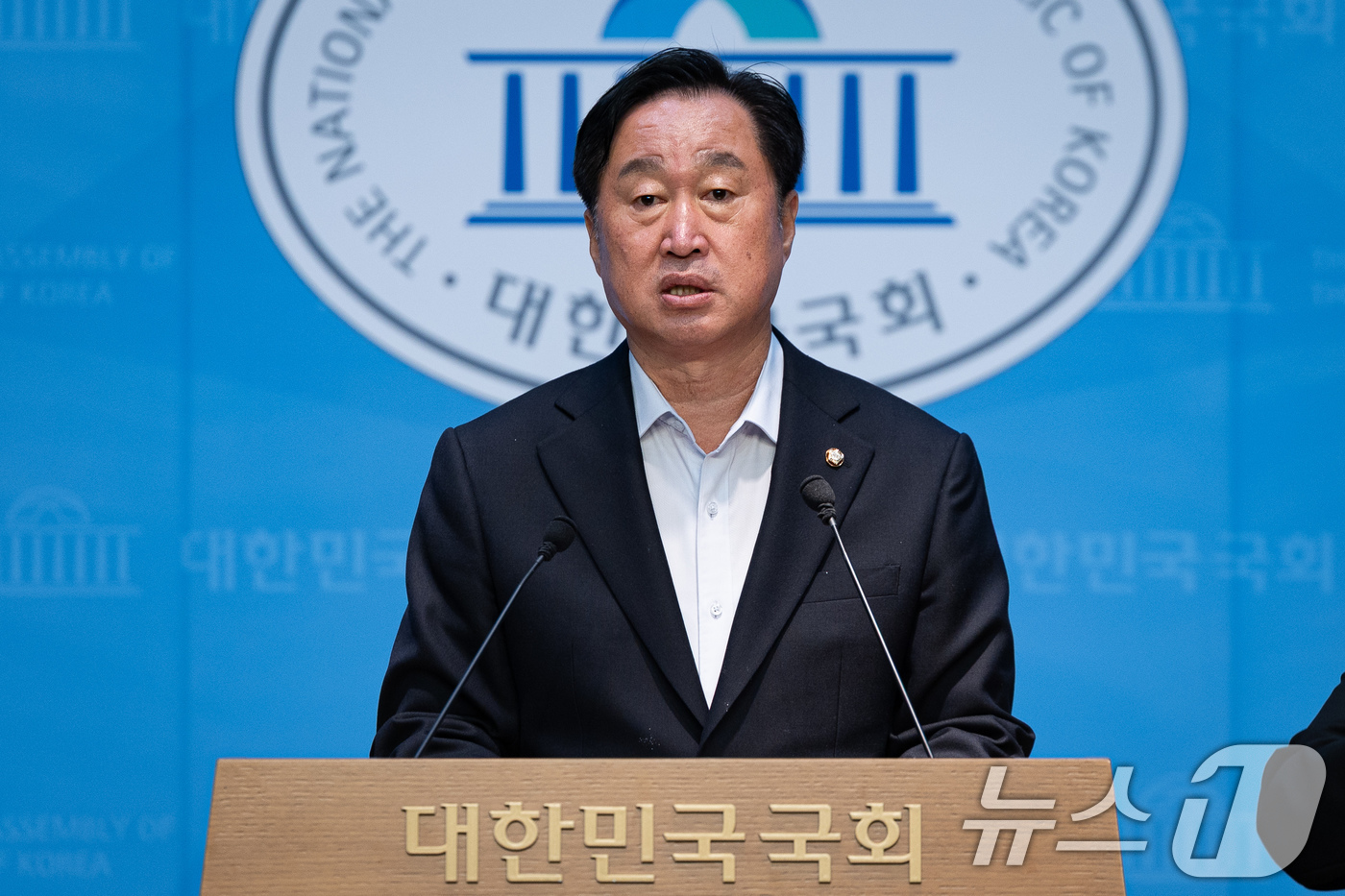 (서울=뉴스1) 유승관 기자 = 김준혁 더불어민주당 의원이 21일 서울 여의도 국회 소통관에서 광화문 '국가 상징 공간' 조성 중단 촉구 기자회견을 하고 있다.김 의원은 오세훈 서 …