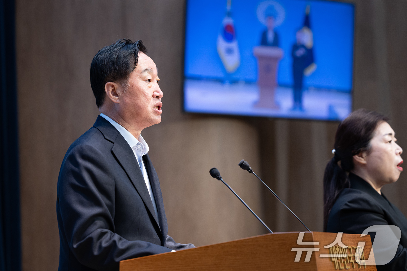 (서울=뉴스1) 유승관 기자 = 김준혁 더불어민주당 의원이 21일 서울 여의도 국회 소통관에서 광화문 '국가 상징 공간' 조성 중단 촉구 기자회견을 하고 있다.김 의원은 오세훈 서 …