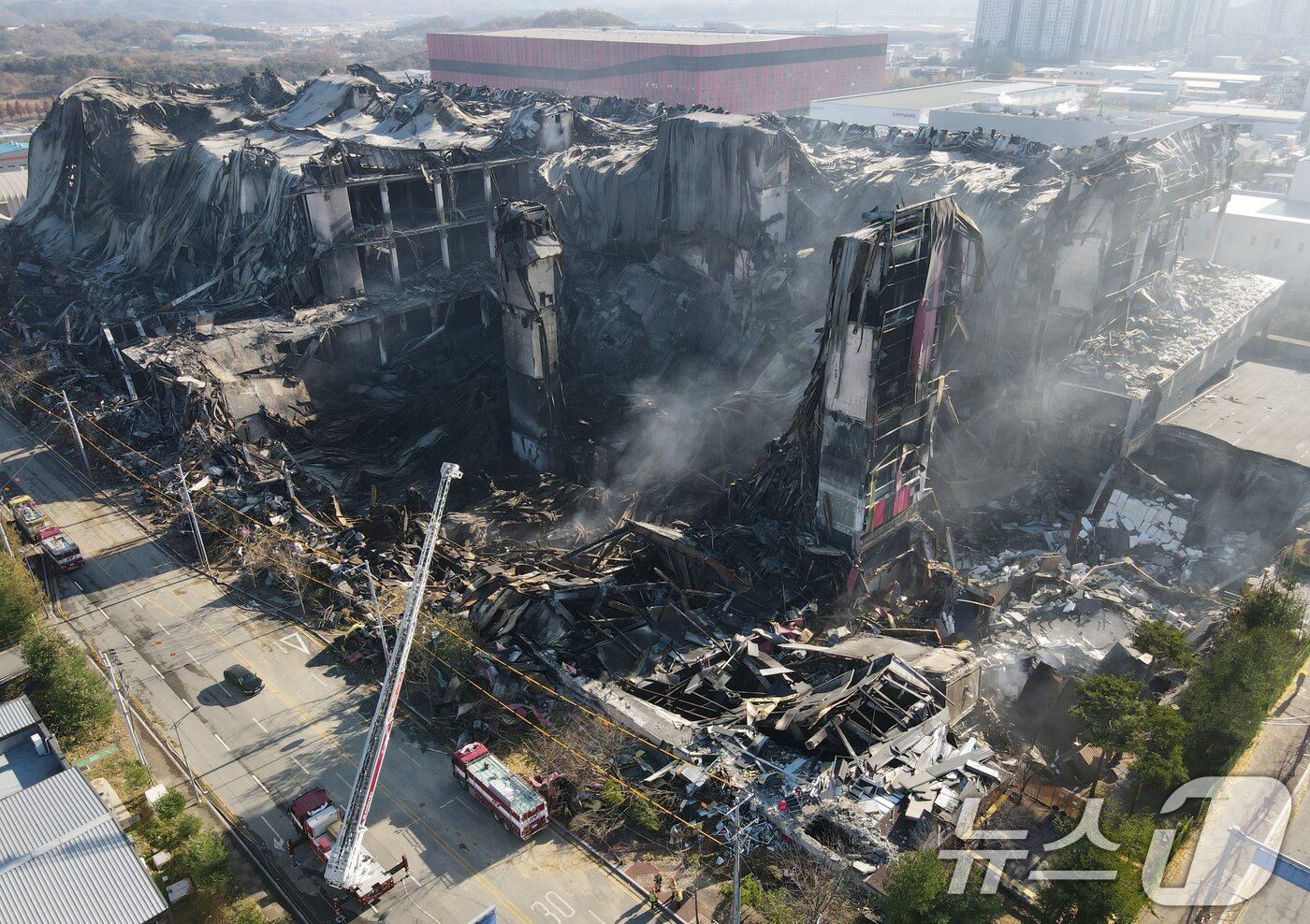 본문 이미지 - 이랜드패션 물류센터 화재 현장감식이 실시된 21일 충남 천안시 동남구 풍세면 이랜드유통 천안 물류센터가 화재로 처참한 모습을 보이고 있다. 2025.11.21/뉴스1 ⓒ News1 김기태 기자