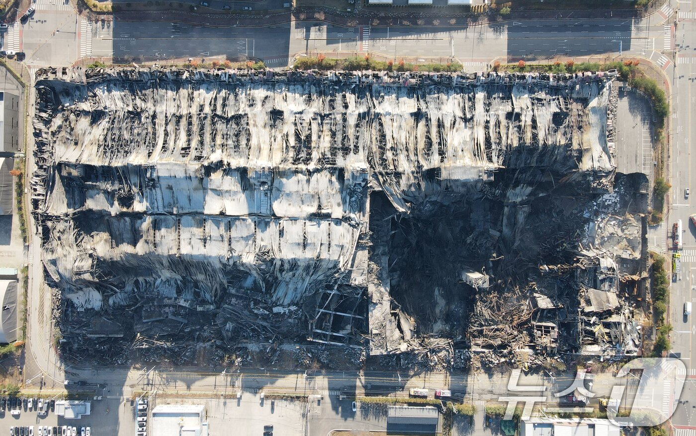 본문 이미지 - 이랜드패션 물류센터 화재 현장감식이 실시된 21일 충남 천안시 동남구 풍세면 이랜드유통 천안 물류센터가 화재로 처참한 모습을 보이고 있다. 2025.11.21/뉴스1 ⓒ News1 김기태 기자