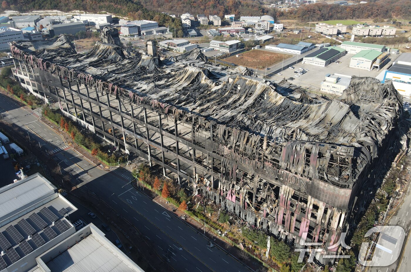 본문 이미지 - 이랜드패션 물류센터 화재 현장감식이 실시된 21일 충남 천안시 동남구 풍세면 이랜드유통 천안 물류센터가 화재로 처참한 모습을 보이고 있다. 2025.11.21/뉴스1 ⓒ News1 김기태 기자