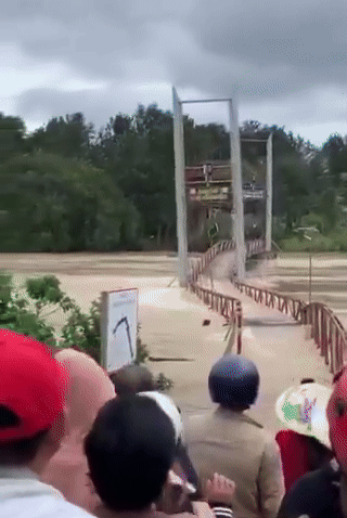 본문 이미지 - 20일&#40;현지시간&#41; 베트남 다님강의 푸티엔 다리가 홍수로 파괴되는 영상이 소셜미디어에 확산됐다. 당시 다리 위에 사람이 없어 사상자는 보고되지 않았다고 현지언론은 보도했다. &#40;출처=소셜미디어 엑스&#41;