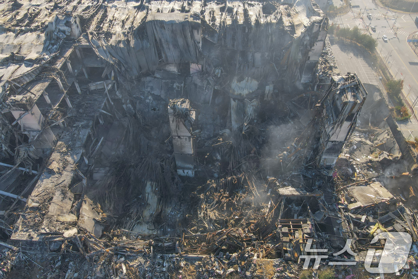 (천안=뉴스1) 김기태 기자 = 이랜드패션 물류센터 화재 현장감식이 실시된 21일 충남 천안시 동남구 풍세면 이랜드유통 천안 물류센터가 화재로 처참한 모습을 보이고 있다. 2025 …