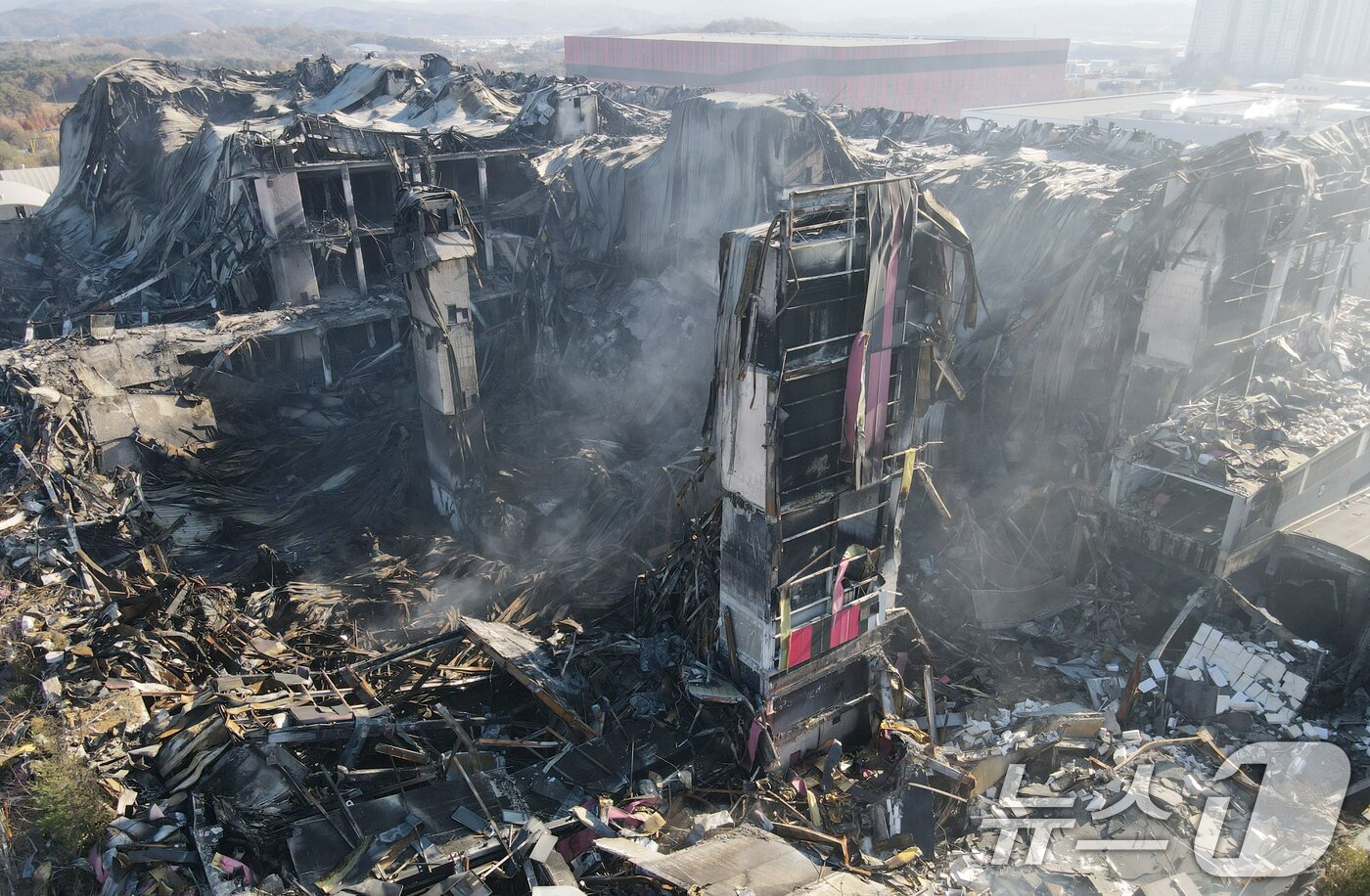 본문 이미지 - 이랜드패션 물류센터 화재 현장감식이 실시된 21일 충남 천안시 동남구 풍세면 이랜드유통 천안 물류센터가 화재로 처참한 모습을 보이고 있다. 2025.11.21/뉴스1 ⓒ News1 김기태 기자