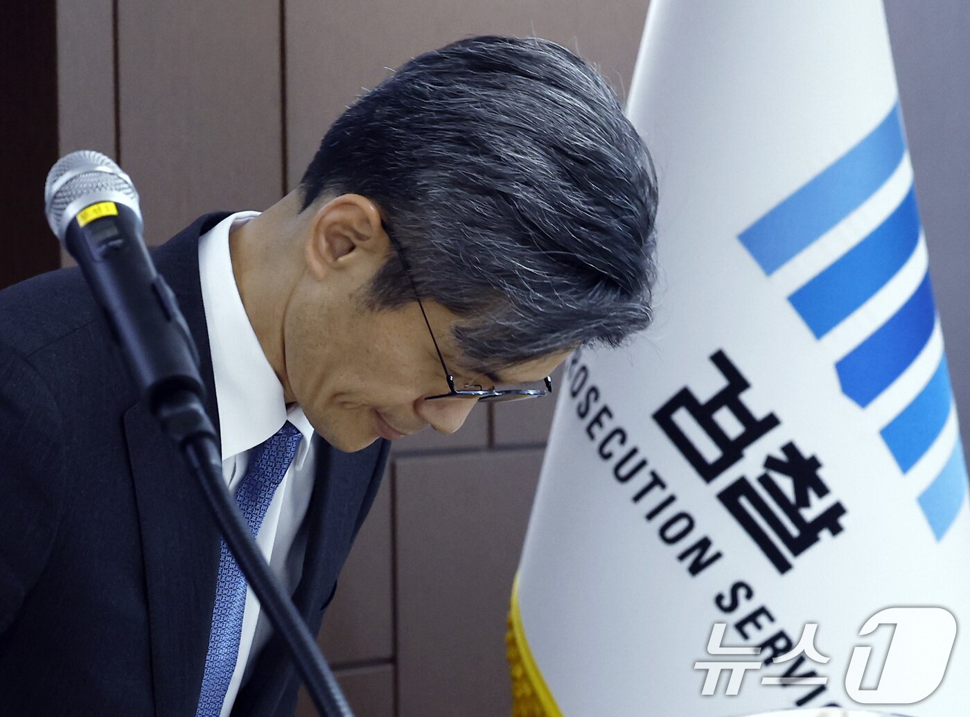 본문 이미지 - 박철우 신임 서울중앙지검장이 21일 오전 서울 서초구 서울중앙지방검찰청에서 열린 제66대 서울중앙지방검찰청 검사장 취임식에서 취임사를 위해 단상에 올라 고개 숙여 인사하고 있다. 2025.11.21/뉴스1 ⓒ News1 박정호 기자