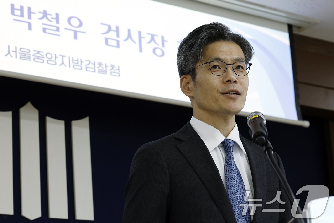 본문 이미지 - 박철우 신임 서울중앙지검장이 21일 오전 서울 서초구 서울중앙지방검찰청에서 열린 제66대 서울중앙지방검찰청 검사장 취임식에서 취임사를 하고 있다. 2025.11.21/뉴스1 ⓒ News1 박정호 기자