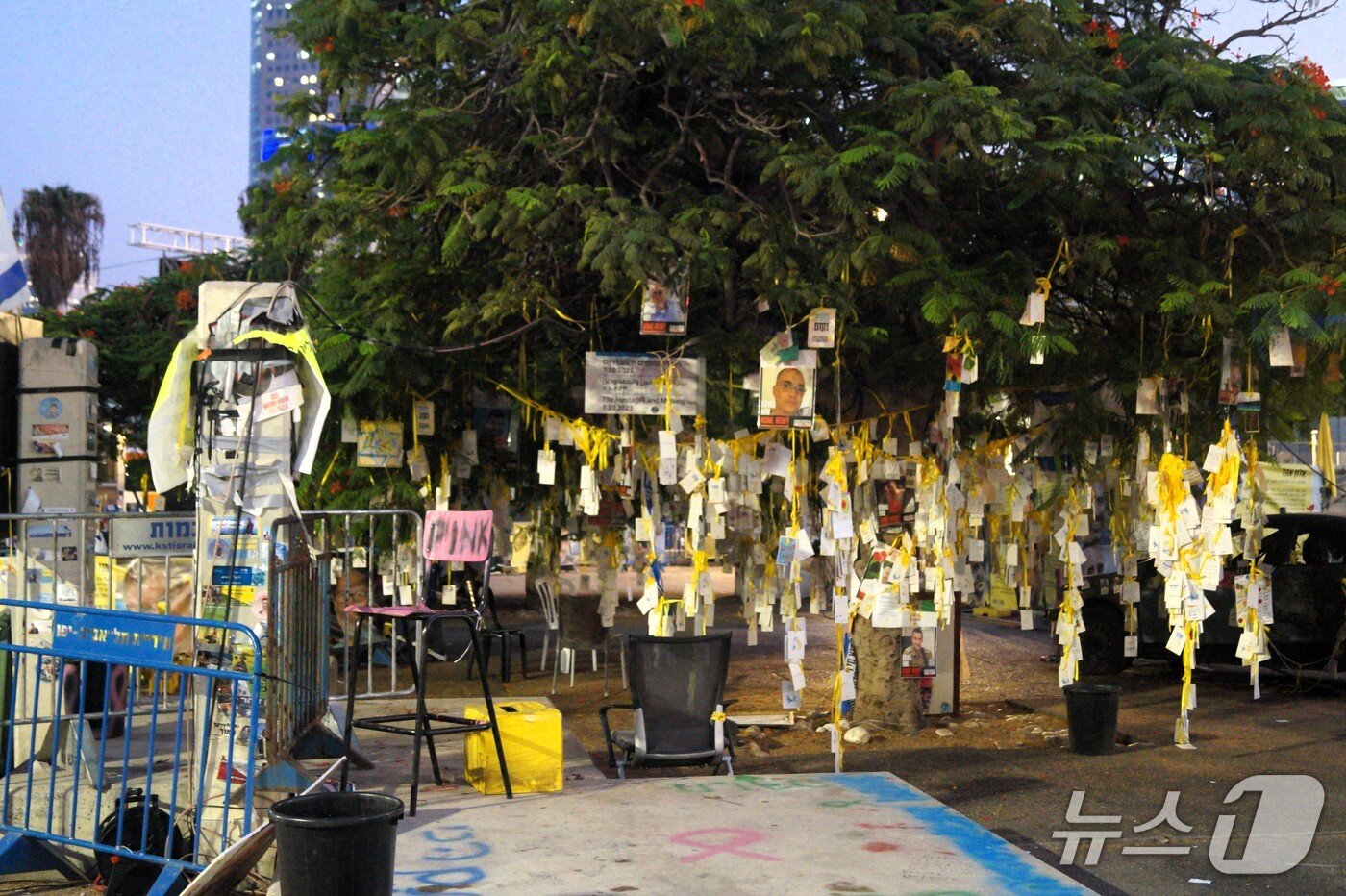 본문 이미지 - 텔아비브 인질 광장에 있는 나무에 인질들의 무사 석방과 숨진 이들을 추모하는 글이 적힌 종이가 매달려 있다. 2025.11.09 ⓒ 최종일 기자=뉴스1