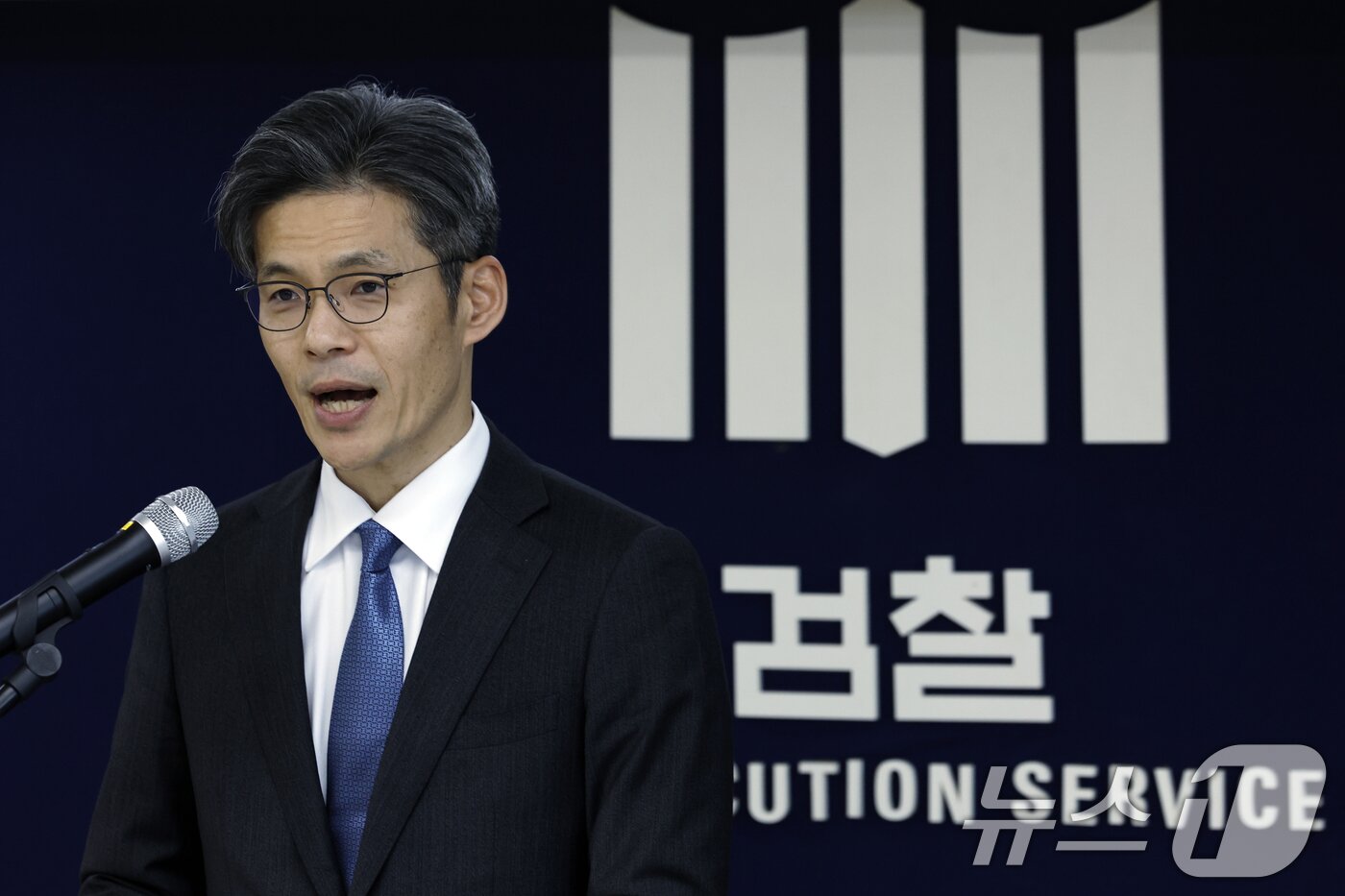 본문 이미지 - 박철우 신임 서울중앙지검장이 21일 오전 서울 서초구 서울중앙지방검찰청에서 열린 제66대 서울중앙지방검찰청 검사장 취임식에서 취임사를 하고 있다. 2025.11.21/뉴스1 ⓒ News1 박정호 기자