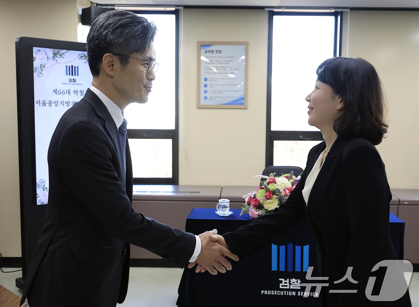 본문 이미지 - 박철우 신임 서울중앙지검장이 21일 오전 서울 서초구 서울중앙지방검찰청에서 열린 제66대 서울중앙지방검찰청 검사장 취임식에서 최재아 1차장검와 인사를 나누고 있다. 2025.11.21/뉴스1 ⓒ News1 박정호 기자