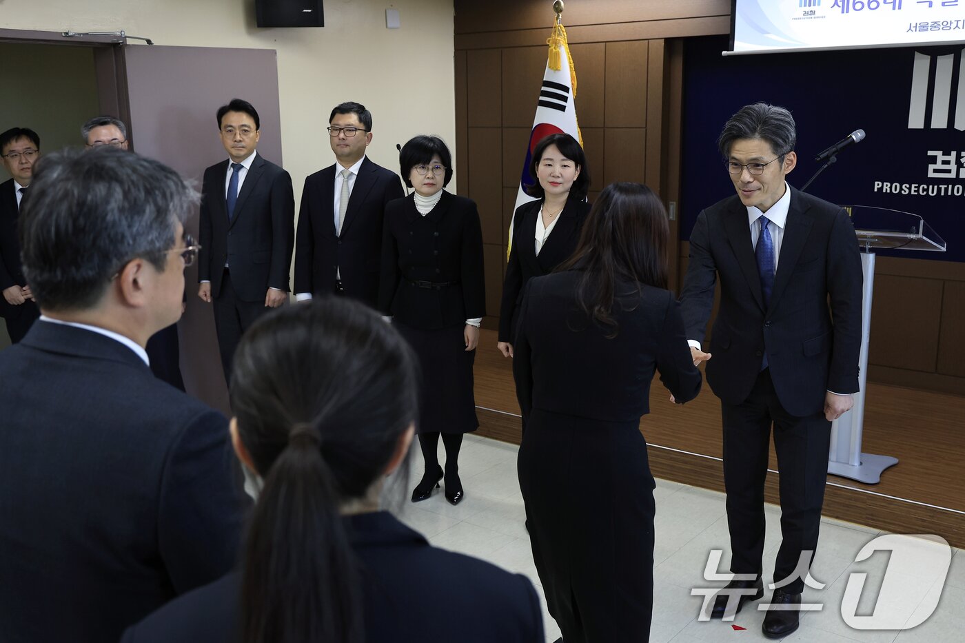 본문 이미지 - 박철우 신임 서울중앙지검장이 21일 오전 서울 서초구 서울중앙지방검찰청에서 열린 제66대 서울중앙지방검찰청 검사장 취임식에서 직원들과 인사를 나누고 있다. 2025.11.21/뉴스1 ⓒ News1 박정호 기자