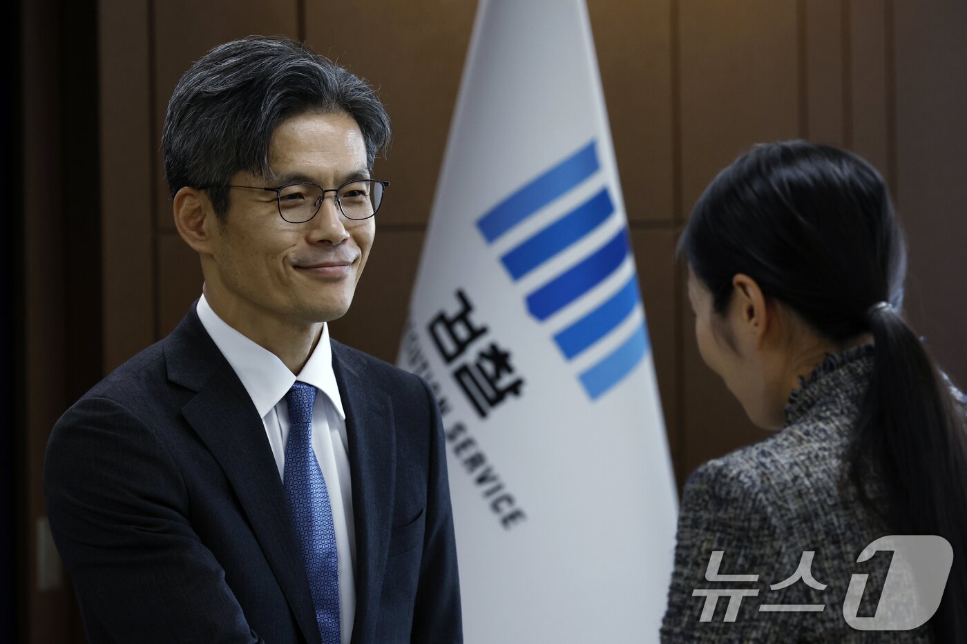 본문 이미지 - 박철우 신임 서울중앙지검장이 21일 오전 서울 서초구 서울중앙지방검찰청에서 열린 제66대 서울중앙지방검찰청 검사장 취임식에서 직원들과 인사를 나누고 있다. 2025.11.21/뉴스1 ⓒ News1 박정호 기자