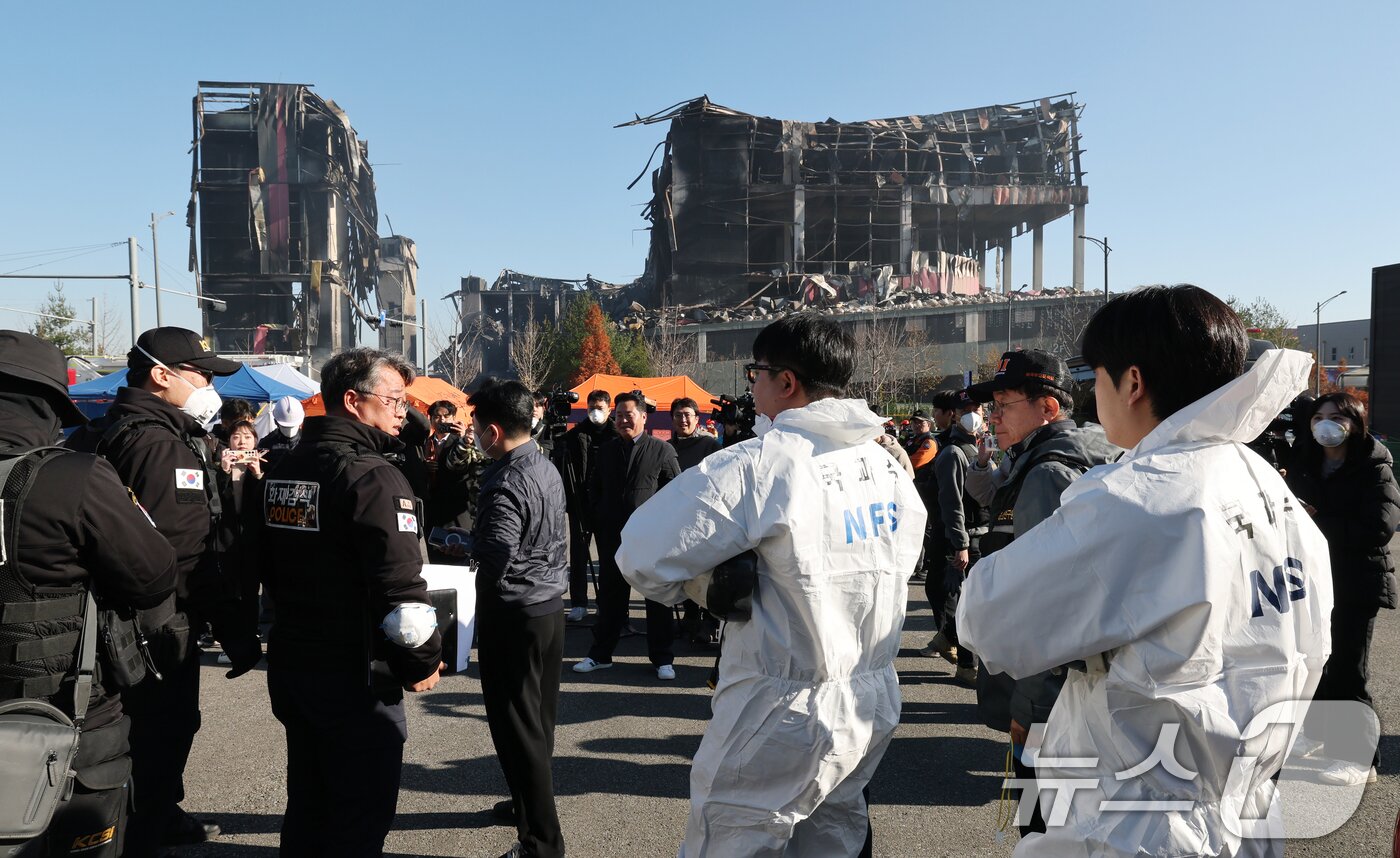 본문 이미지 - 이랜드패션 물류센터 화재 현장감식이 실시된 21일 충남 천안시 동남구 풍세면 이랜드유통 천안 물류센터에서 합동감식반이 논의하고 있다. 2025.11.21/뉴스1 ⓒ News1 김기태 기자