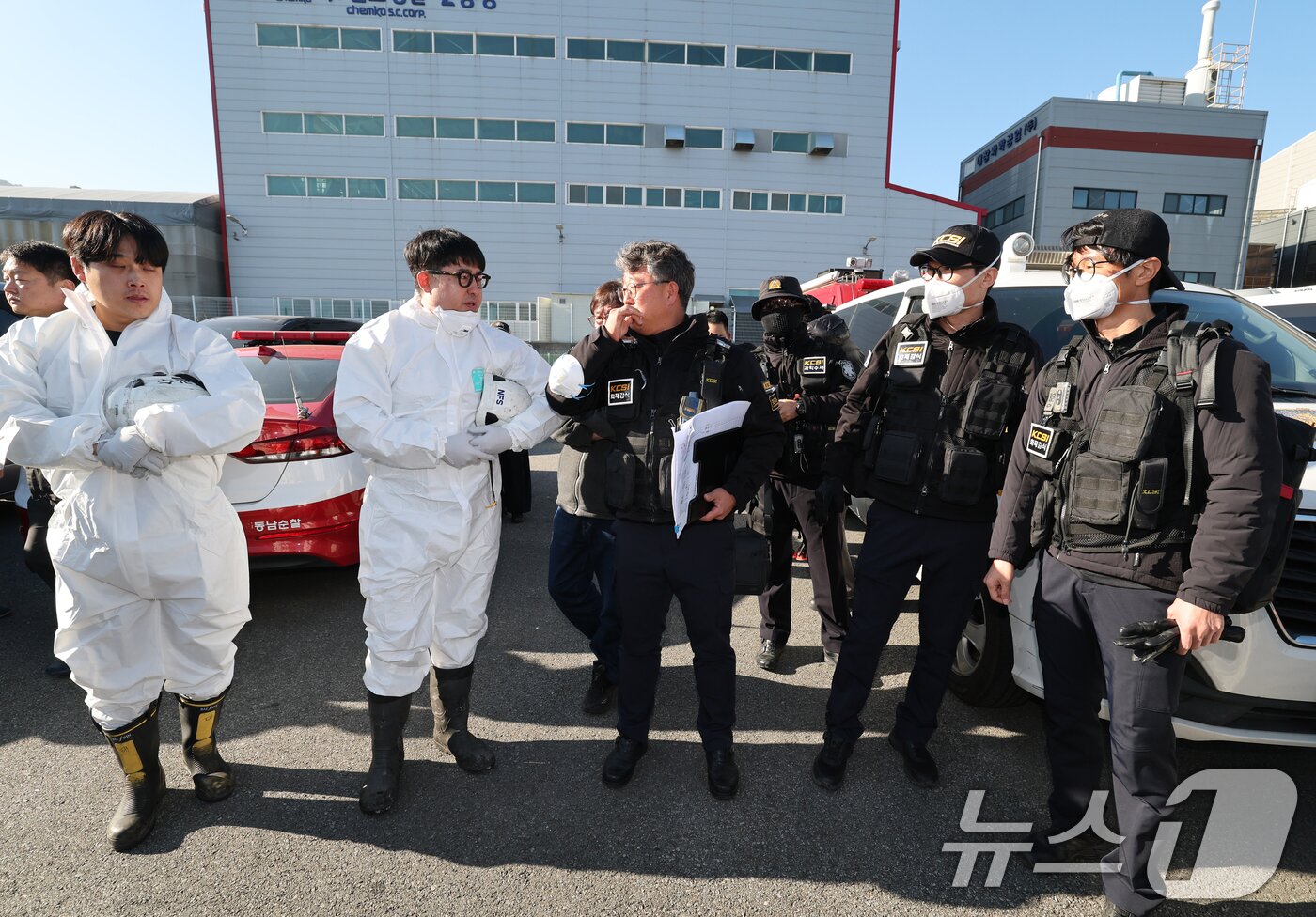 본문 이미지 - 이랜드패션 물류센터 화재 현장감식이 실시된 21일 충남 천안시 동남구 풍세면 이랜드유통 천안 물류센터에서 합동감식반이 논의하고 있다. 2025.11.21/뉴스1 ⓒ News1 김기태 기자