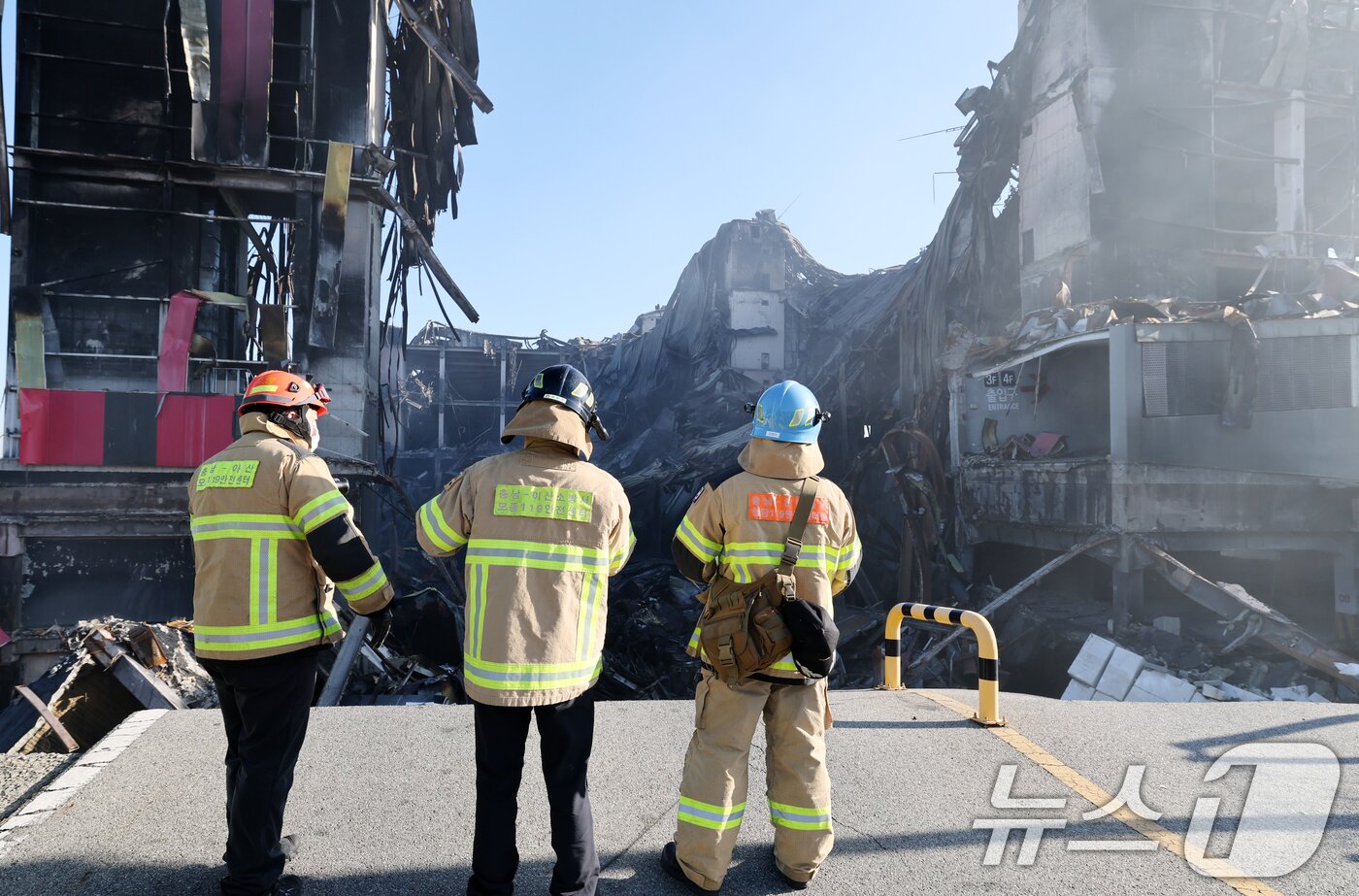 본문 이미지 - 이랜드패션 물류센터 화재 현장감식이 실시된 21일 충남 천안시 동남구 풍세면 이랜드유통 천안 물류센터에서 소방관이 화재현장을 바라보며 논의하고 있다. 2025.11.21/뉴스1 ⓒ News1 김기태 기자