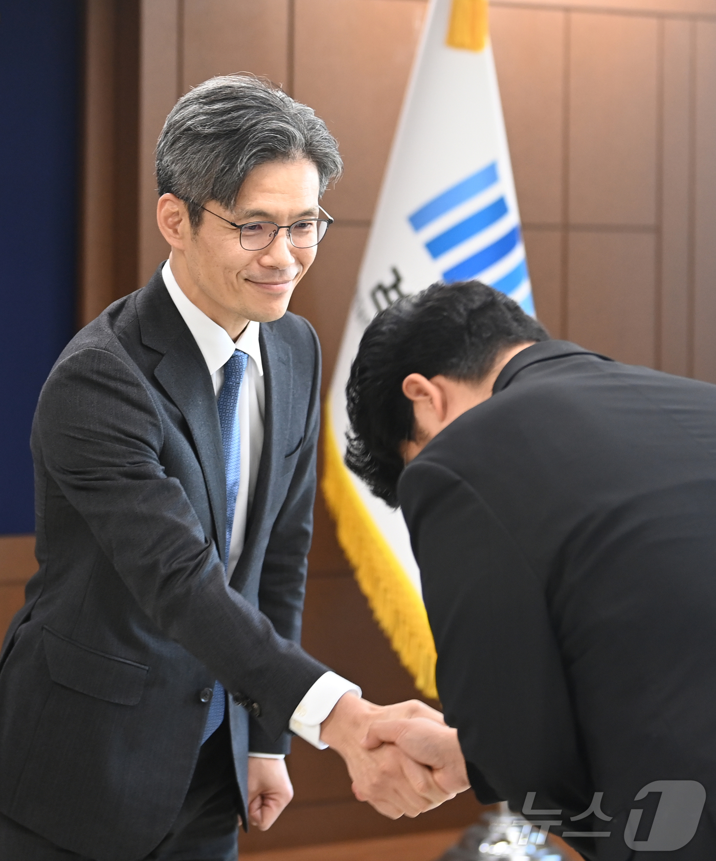 (서울=뉴스1) 박정호 기자 = 박철우 신임 서울중앙지검장이 21일 오전 서울 서초구 서울중앙지검에서 열린 취임식에서 직원들과 인사하고 있다.(공동취재) 2025.11.21/뉴스1 …