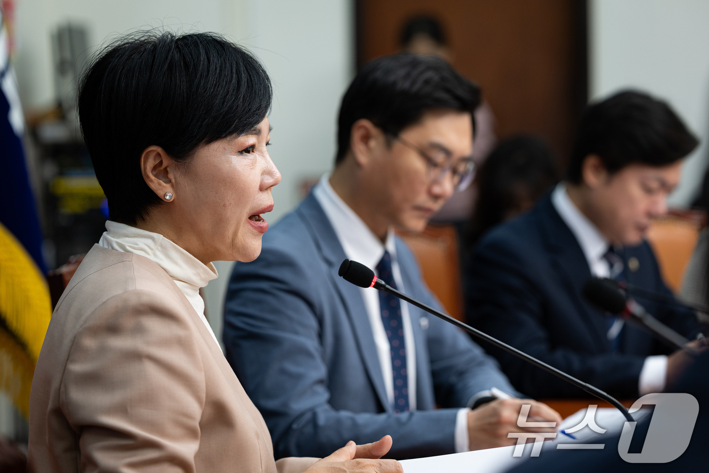 (서울=뉴스1) 유승관 기자 = 전현희 더불어민주당 3대특검종합대응특별위원회 총괄위원장이 21일 서울 여의도 국회에서 열린 3대특검종합대응특위 전체회의에서 모두 발언을 하고 있다. …