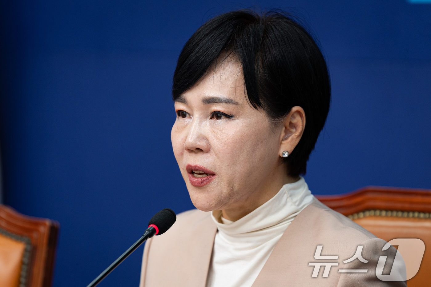 (서울=뉴스1) 유승관 기자 = 전현희 더불어민주당 3대특검종합대응특별위원회 총괄위원장이 21일 서울 여의도 국회에서 열린 3대특검종합대응특위 전체회의에서 모두 발언을 하고 있다. …