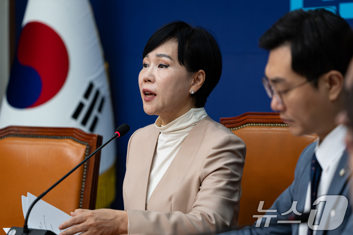 (서울=뉴스1) 유승관 기자 = 전현희 더불어민주당 3대특검종합대응특별위원회 총괄위원장이 21일 서울 여의도 국회에서 열린 3대특검종합대응특위 전체회의에서 모두 발언을 하고 있다. …