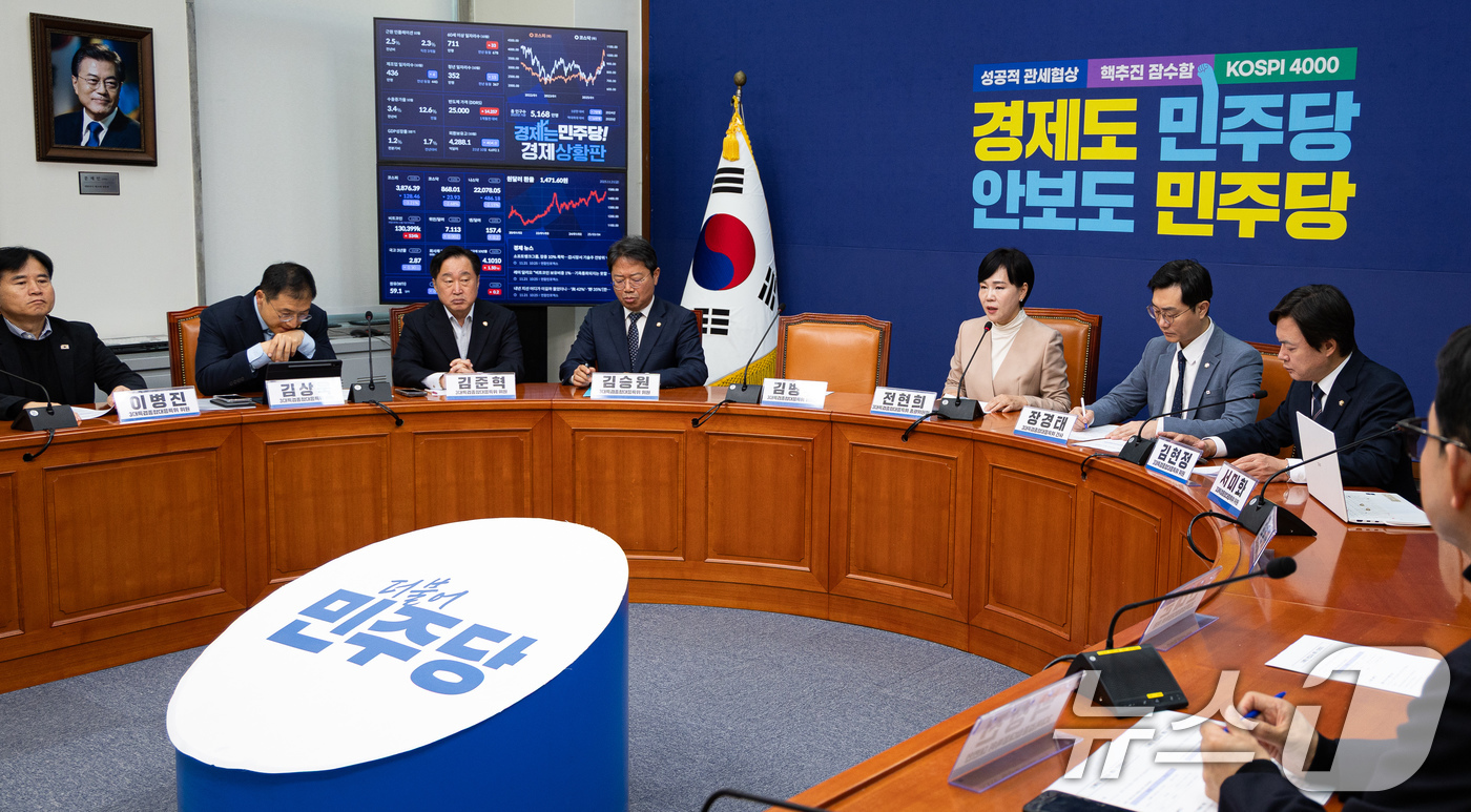 (서울=뉴스1) 유승관 기자 = 전현희 더불어민주당 3대특검종합대응특별위원회 총괄위원장이 21일 서울 여의도 국회에서 열린 3대특검종합대응특위 전체회의에서 모두 발언을 하고 있다. …