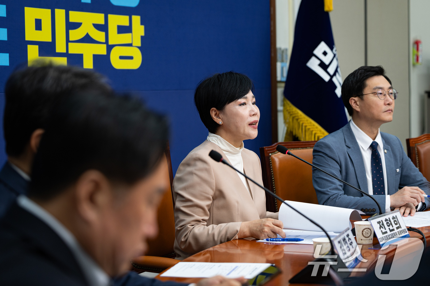 (서울=뉴스1) 유승관 기자 = 전현희 더불어민주당 3대특검종합대응특별위원회 총괄위원장이 21일 서울 여의도 국회에서 열린 3대특검종합대응특위 전체회의에서 모두 발언을 하고 있다. …