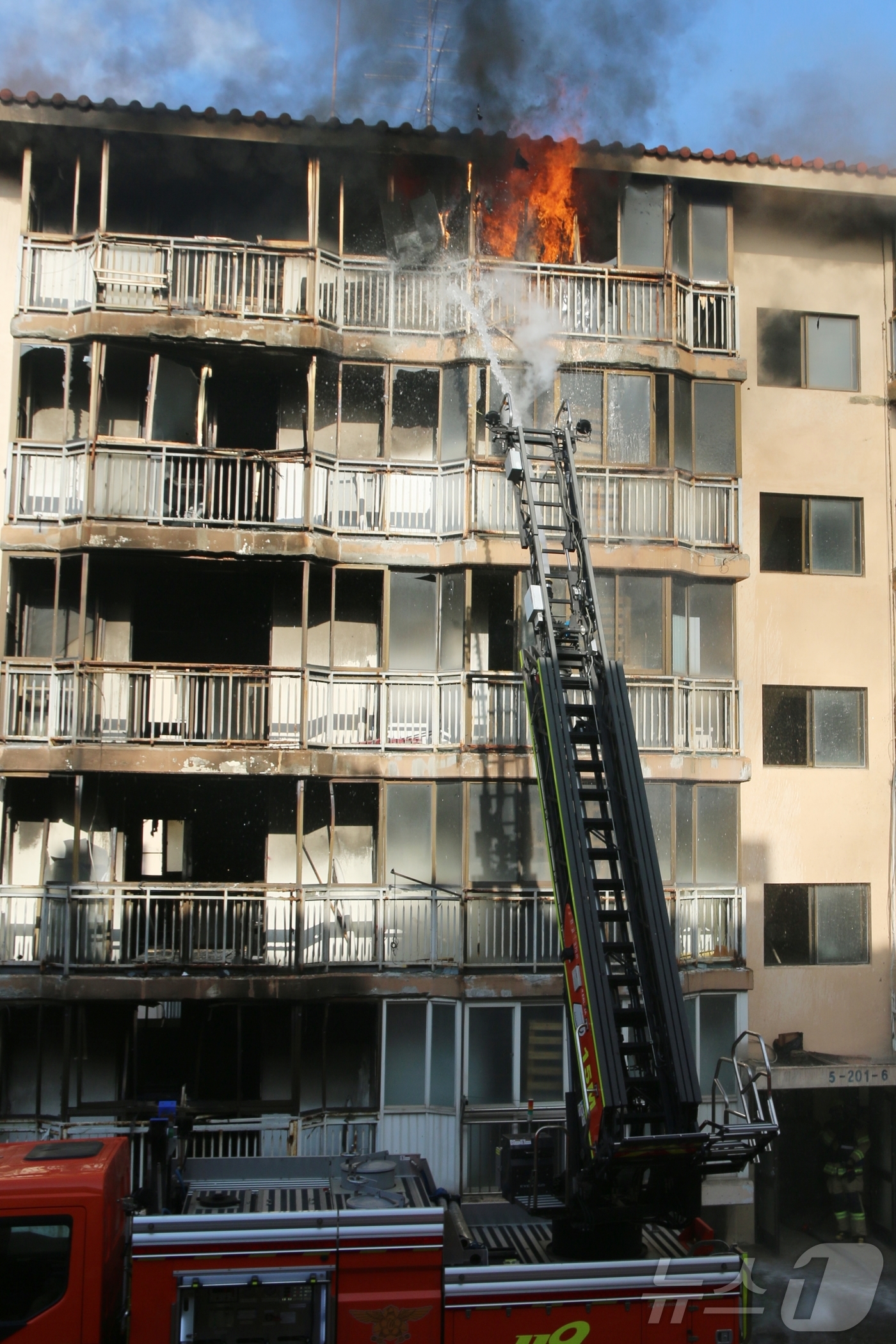 (제주=뉴스1) 홍수영 기자 = 제주소방서가 21일 오전 제주시 이도2동 이도주공 아파트에서 철거 예정 건물을 활용한 실화재 훈련에 나서고 있다.제주소방서가 주관한 이 훈련은 아파 …