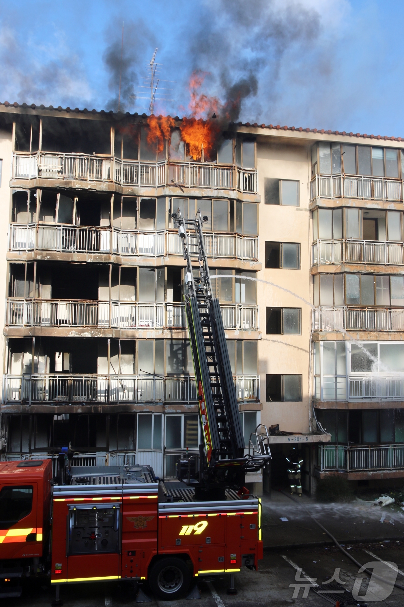 (제주=뉴스1) 홍수영 기자 = 제주소방서가 21일 오전 제주시 이도2동 이도주공 아파트에서 철거 예정 건물을 활용한 실화재 훈련에 나서고 있다.제주소방서가 주관한 이 훈련은 아파 …