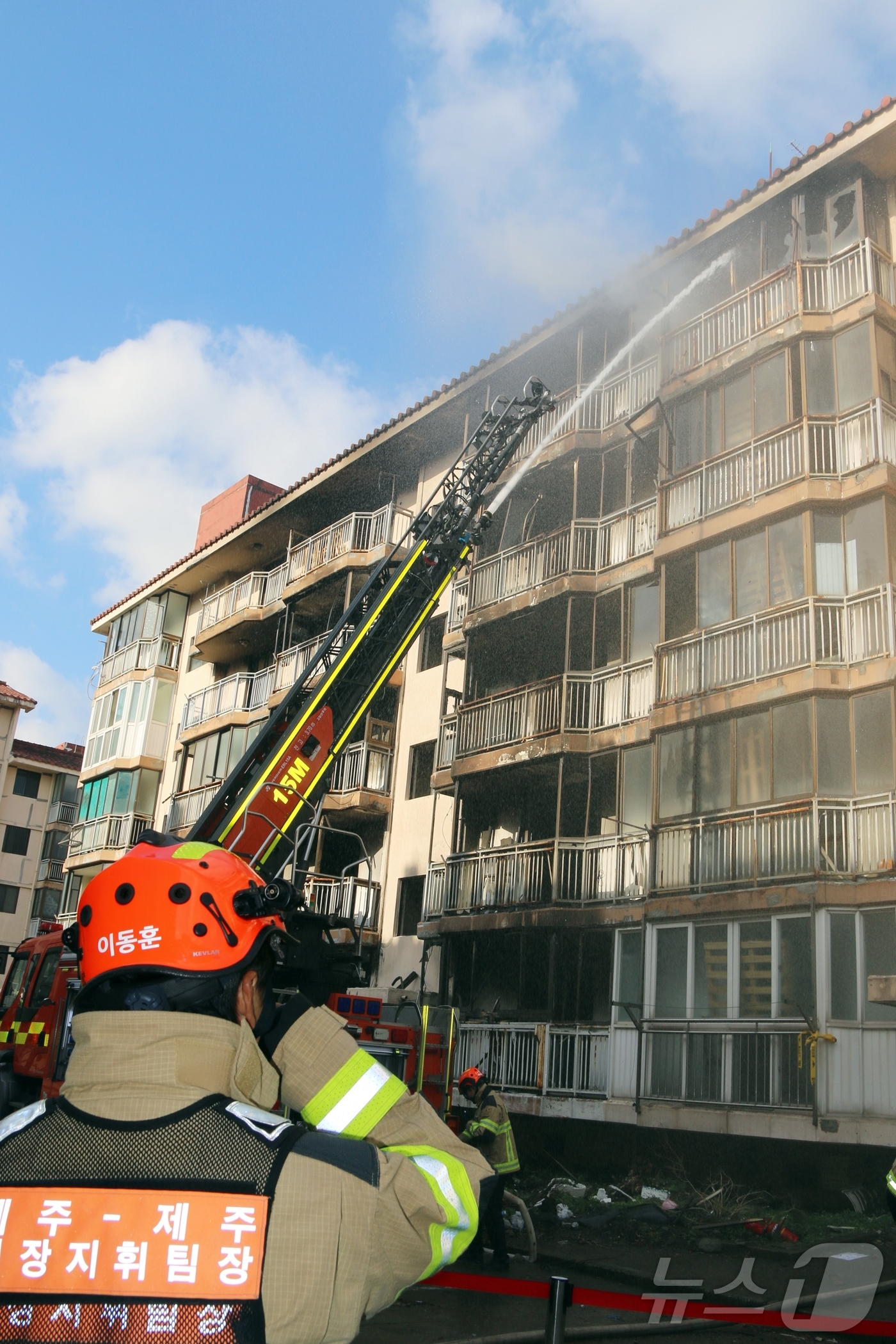 (제주=뉴스1) 홍수영 기자 = 제주소방서가 21일 오전 제주시 이도2동 이도주공 아파트에서 철거 예정 건물을 활용한 실화재 훈련에 나서고 있다.제주소방서가 주관한 이 훈련은 아파 …