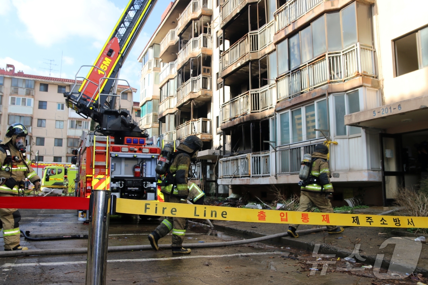 (제주=뉴스1) 홍수영 기자 = 제주소방서가 21일 오전 제주시 이도2동 이도주공 아파트에서 철거 예정 건물을 활용한 실화재 훈련에 나서고 있다.제주소방서가 주관한 이 훈련은 아파 …