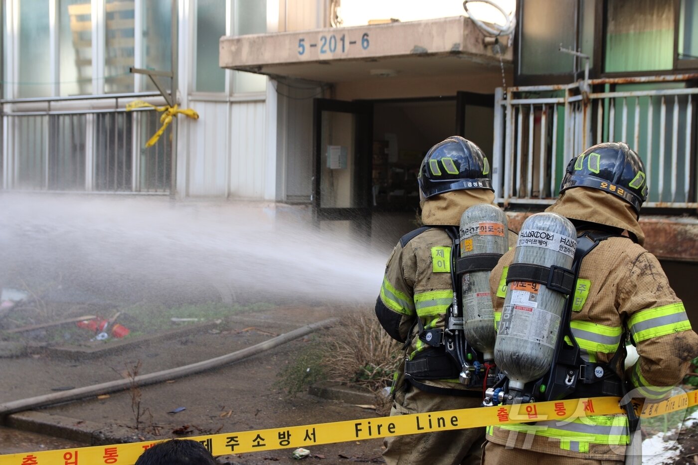 본문 이미지 - 21일 오전 제주시 이도주공 아파트에서 실시한 철거 예정 건물을 활용한 실화재 훈련 모습. 2025.11.21/뉴스1 ⓒ News1 홍수영 기자