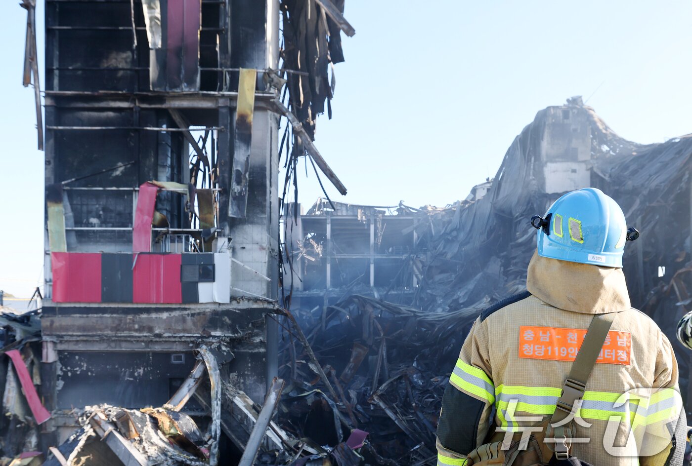본문 이미지 - 이랜드패션 물류센터 화재 현장감식이 실시된 21일 충남 천안시 동남구 풍세면 이랜드유통 천안 물류센터에서 소방관이 화재현장을 바라보고 있다. 2025.11.21/뉴스1 ⓒ News1 김기태 기자