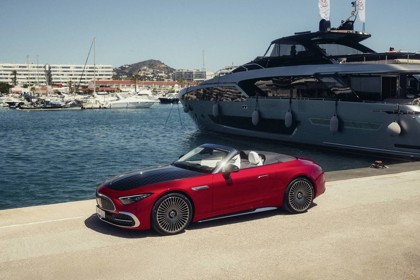 본문 이미지 - &#39;디 올-뉴 메르세데스-마이바흐 SL&#39;의 &#39;레드 앰비언스&#39; 패키지 모습&#40;메르세데스-벤츠 코리아 제공&#41;. 2025.11.20.