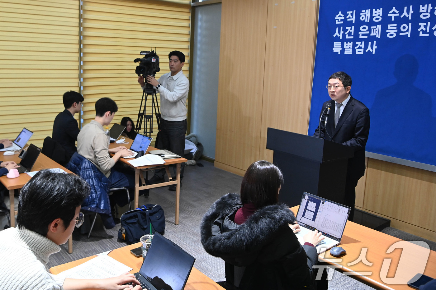 (서울=뉴스1) 이광호 기자 = 해병대원 순직사건 관련 의혹을 수사하는 이명현 특별검사팀의 정민영 특별검사보가 21일 오전 서울 서초구 특검 사무실에서 브리핑을 하고 있다.이날 브 …