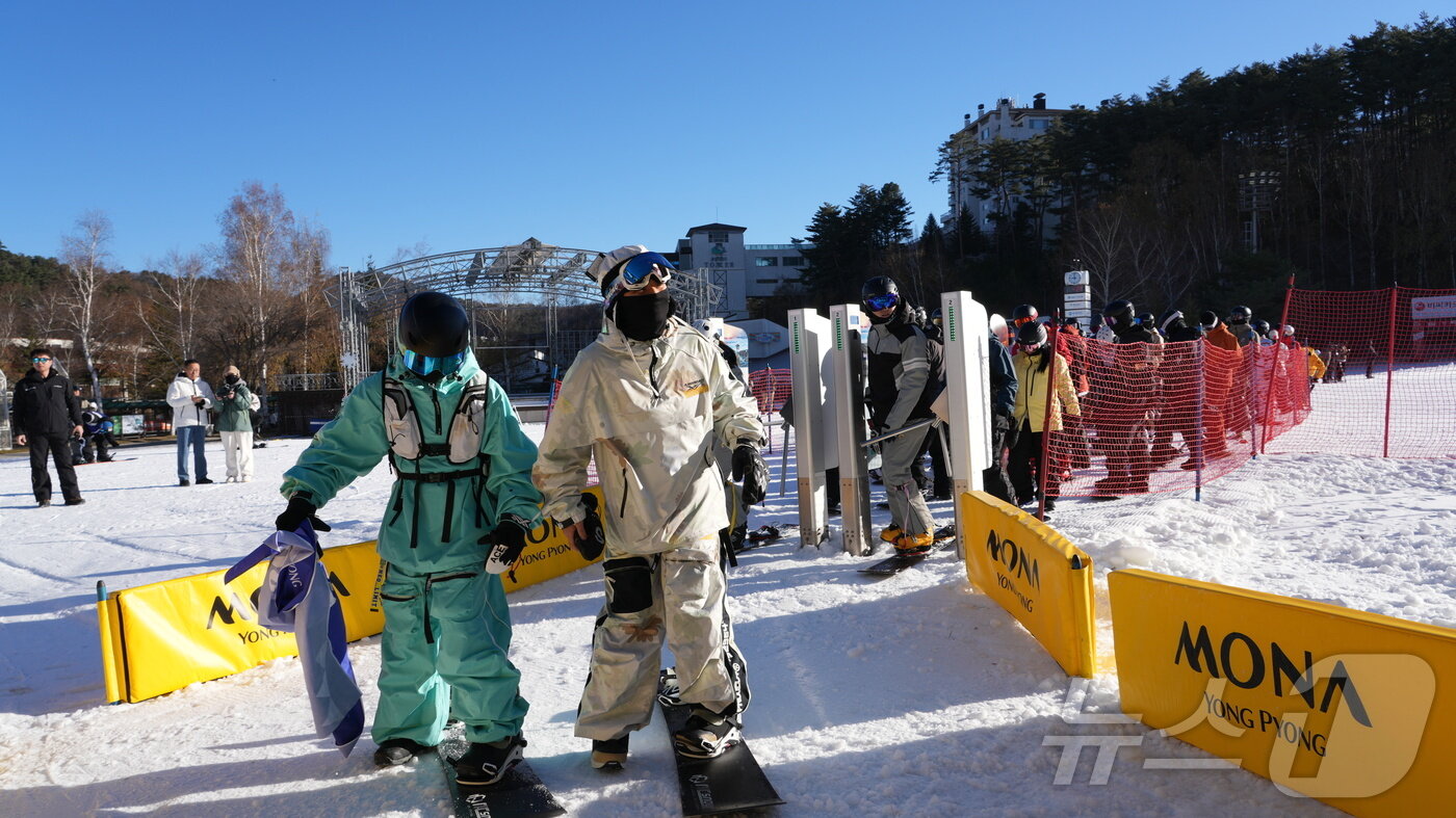 본문 이미지 - 21일 오전 강원 평창군 모나용평리조트 스키장에서 열린 2025-2026 시즌 스키장 개장식에서 스키어들이 스노우보드를 즐기고 있다. 이날 개장을 시작으로 강원권 주요 스키장들이 본격적인 겨울철 운영에 들어간다.&#40;모나용평 제공, 재판매 및 DB 금지&#41; 2025.11.21/뉴스1 ⓒ News1 윤왕근 기자