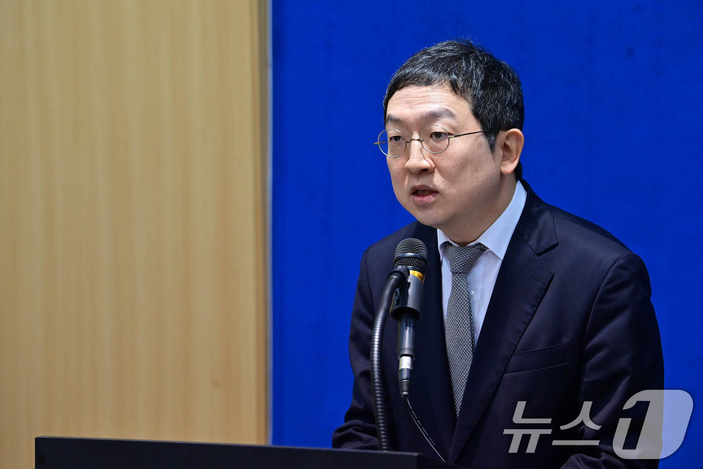 (서울=뉴스1) 이광호 기자 = 해병대원 순직사건 관련 의혹을 수사하는 이명현 특별검사팀의 정민영 특별검사보가 21일 오전 서울 서초구 특검 사무실에서 브리핑을 하고 있다.이날 브 …