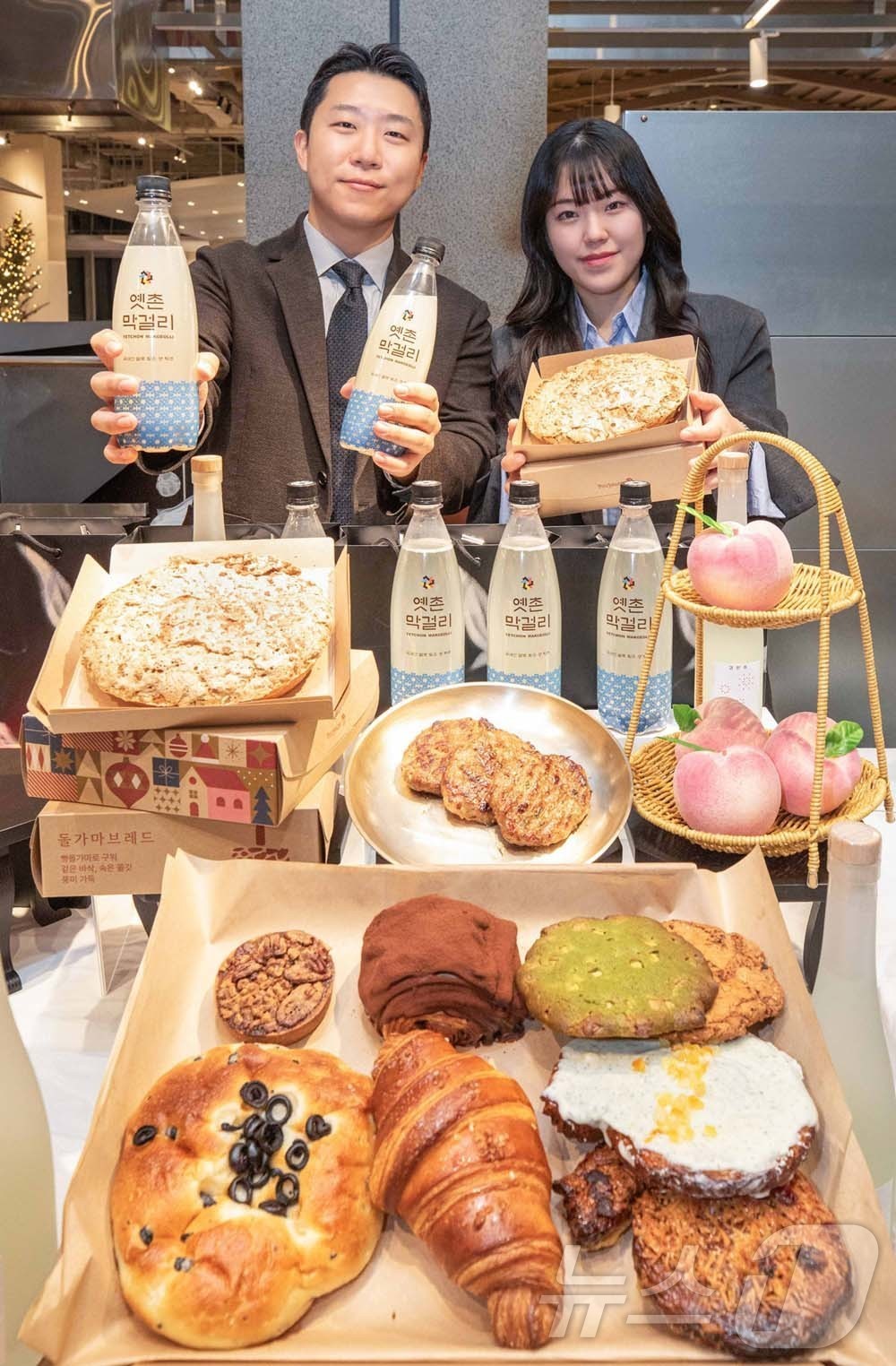 (서울=뉴스1) = 현대백화점이 오는 27일까지 서울 여의 더현대 서울 지하 1층에서 '서부내륙권 미식 팝업스토어'를 선보인다고 21일 밝혔다. 사진은 더현대 서울 지하 1층 ‘서 …