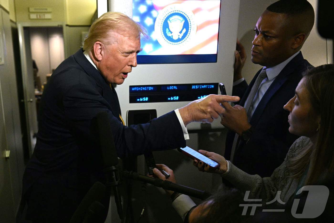 본문 이미지 - 도널드 트럼프 미국 대통령이 14일&#40;현지시간&#41; 에어포스원&#40;대통령 전용기&#41;에서 기자들의 질문에 대답하다 삿대질을 하고 있다. 2025.11.14. ⓒ AFP=뉴스1 ⓒ News1 이정환 기자