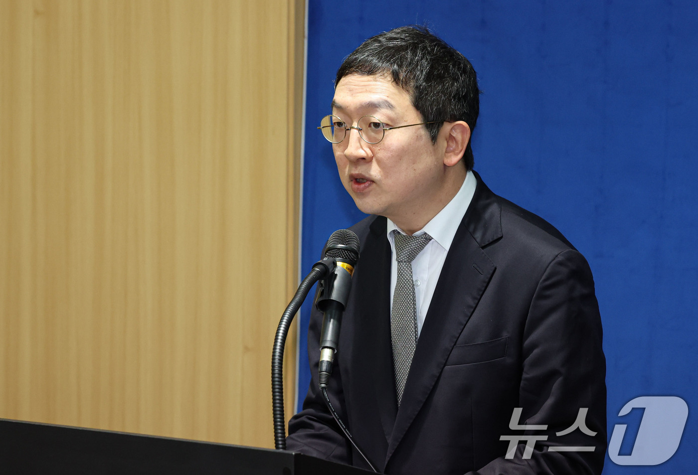 (서울=뉴스1) 이광호 기자 = 해병대원 순직사건 관련 의혹을 수사하는 이명현 특별검사팀의 정민영 특별검사보가 21일 오전 서울 서초구 특검 사무실에서 브리핑을 하고 있다.이날 브 …